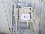 une échelle métallique sur laquelle est inscrit un numéro, devant un immeuble