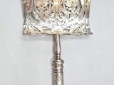 un miroir à main ancien, plaqué argent, muni d'un manche