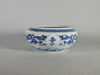 Petite vasque en porcelaine bleu-blanc, à paroi galbée, à dé…