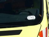 un camion de pompiers jaune avec un autocollant sur le pare-brise