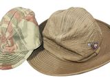 deux chapeaux sont posés l'un sur l'autre sur une surface blanche