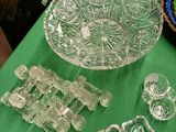 une table recouverte d'une nappe verte et d'un saladier en verre