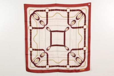 une écharpe rouge et blanche accrochée à un mur
