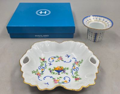 un bol et une tasse posés sur une table à côté d'une boîte bleue