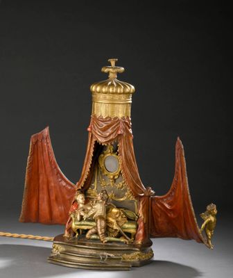 une horloge dorée et rouge ornée d'un dragon
