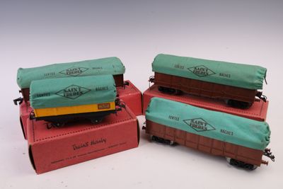 trois petits trains miniatures empilés les uns sur les autres sur une table