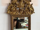 un miroir posé sur une table près d'un mur