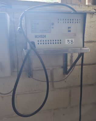 une station-service avec un tuyau fixé sur le côté
