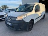 La camionnette blanche est garée devant un immeuble, à côté d'autres voitures.