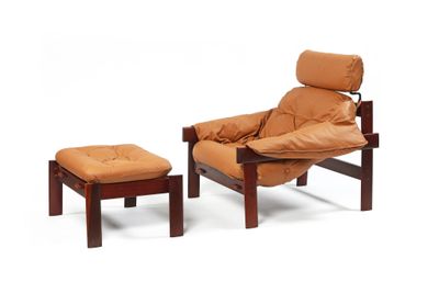 fauteuil en cuir et repose-pieds sur fond blanc