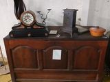 un meuble en bois surmonté d'une horloge