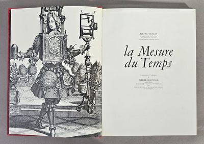 un livre ouvert sur lequel figure l'image d'un homme en armure