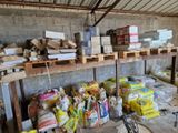 de nombreux sacs de nourriture sur les étagères de la pièce