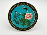 l'image d'une assiette sur laquelle figurent un oiseau et des fleurs