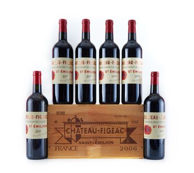 un lot de six bouteilles de vin posées sur une caisse en bois