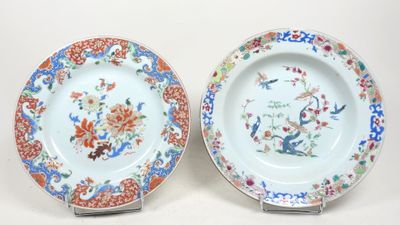 paire d'assiettes en porcelaine chinoise ornées d'oiseaux et de fleurs