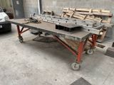 une table recouverte d'une grande quantité de bois, dans un garage