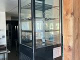 une photo d'une vitrine en verre dans une cuisine