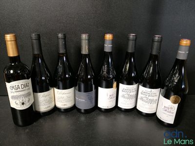 plusieurs bouteilles de vin sont alignées sur une table