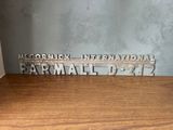 une photo d'une plaque métallique posée sur une table en bois
