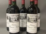 trois bouteilles de vin posées sur une table l'une à côté de l'autre
