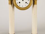 une horloge en noir et blanc posée sur une table