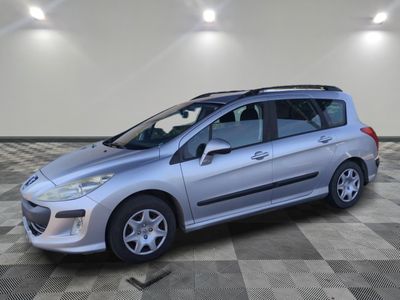 la voiture argentée est garée sur un sol en damier dans le garage