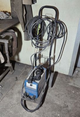 une photo d'un nettoyeur haute pression dans un garage