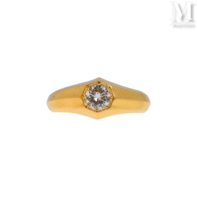 gros plan d'une bague en diamant sur fond blanc