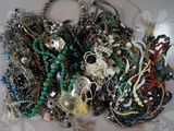 une pile de bijoux assortis sur une table