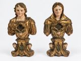 paire de figurines anciennes en bronze représentant une femme tenant un cœur