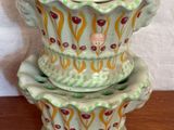 trois vases empilés les uns sur les autres sur une table