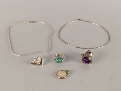 trois bijoux en argent, à savoir un bracelet, un bracelet et une bague