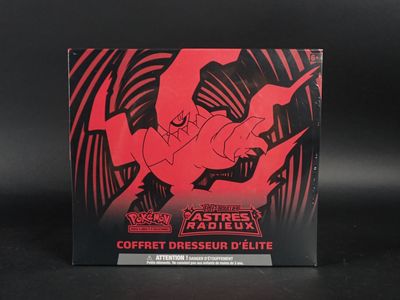 La boîte du jeu de cartes comporte l'image d'un dragon rouge.