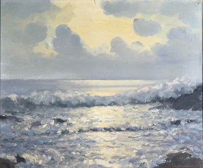 une peinture à l'huile représentant une scène de plage avec des vagues déferlant sur le rivage