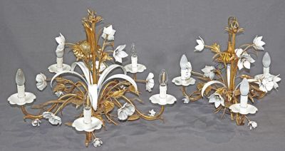 paire d'appliques murales blanches et dorées ornées de fleurs et de feuilles