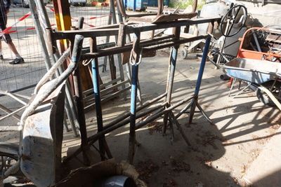 beaucoup de chaises qui traînent par terre