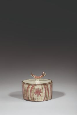 une image représentant une boîte blanche et rouge surmontée d'un oiseau