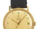 une montre-bracelet plaquée or, avec un bracelet en cuir noir et des chiffres romains
