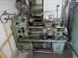 une machine qui se trouve à l'intérieur d'un bâtiment