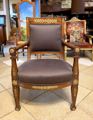 une chaise qui se trouve au milieu d'une pièce
