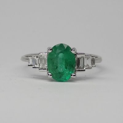 Bague or blanc sertie d'une Emeraude ovale env. 1,25 ct épau… - Photo 1