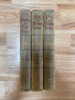 deux vieux livres posés sur une table en bois