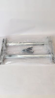 trois vis dans un sachet en plastique posé sur une surface blanche