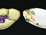 deux assiettes posées l'une à côté de l'autre