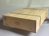 une boîte en bois posée sur une table