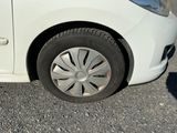 une voiture blanche garée sur le bord de la route