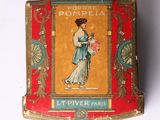 une boîte rouge sur laquelle figure l'image d'une femme tenant un bouquet