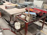 un établi avec des outils dessus, dans un bâtiment