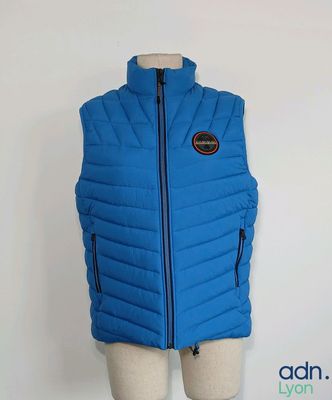 un gros plan sur un gilet bleu porté par un mannequin